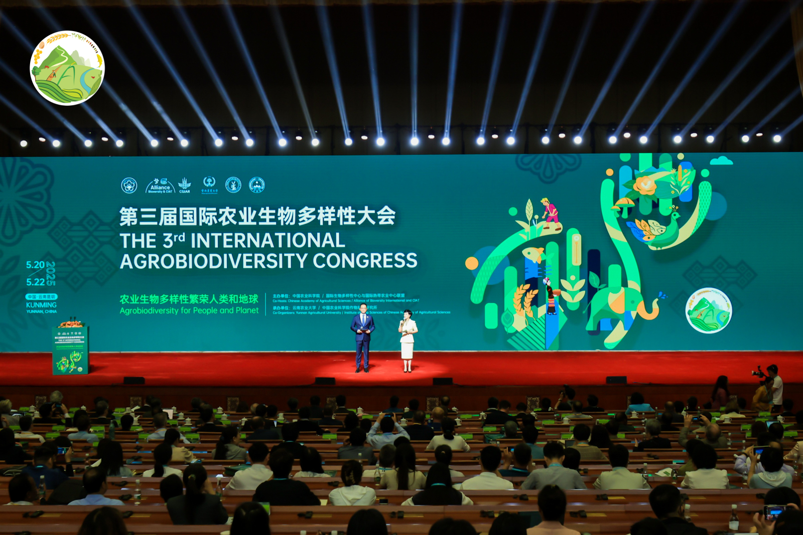 会议室演讲.jpg