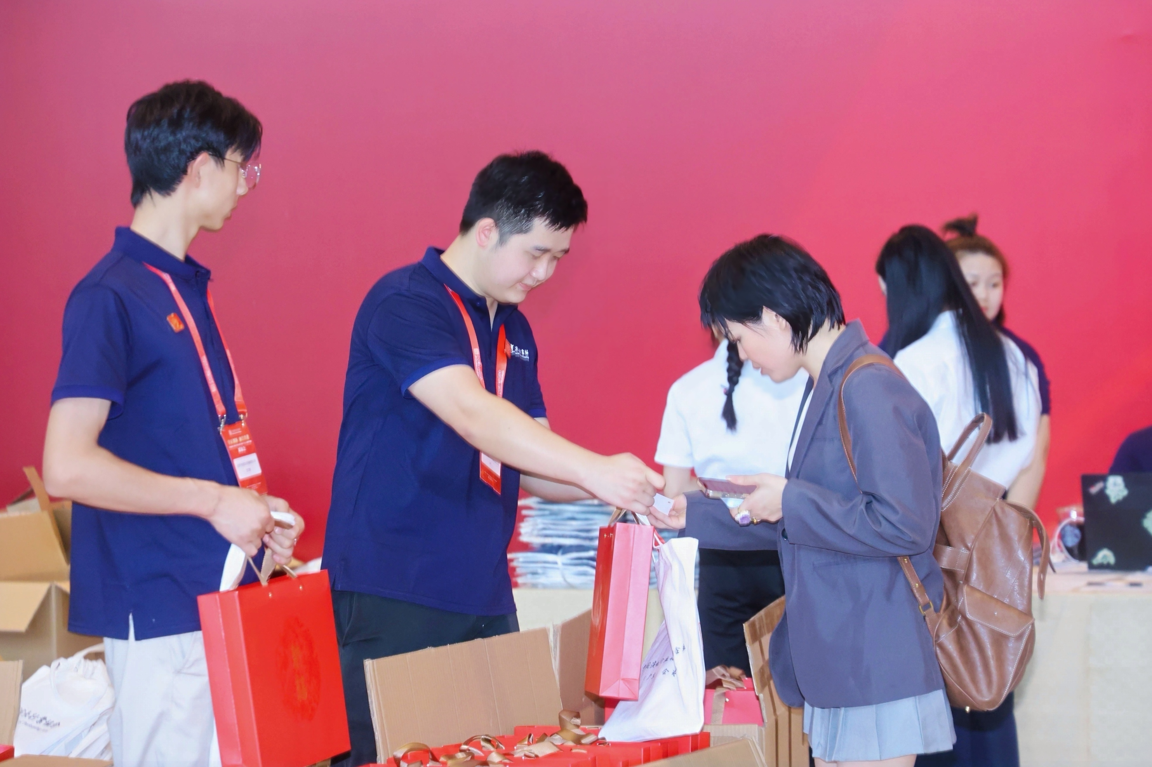 智慧会议通知如何实现精准触达与反馈收集？