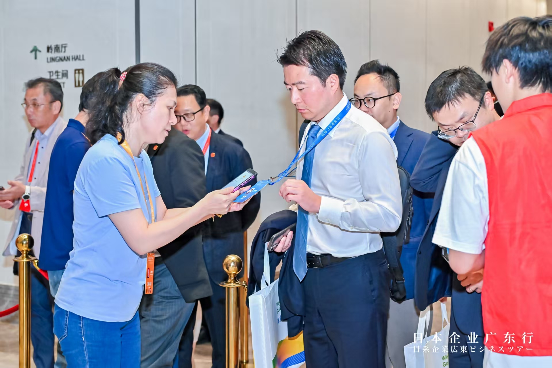 如何通过会议签到系统提升会议效率和参会体验？